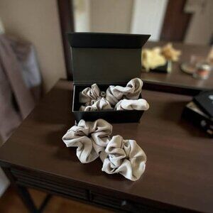 BEIGE FRENCHIE SET OF 6 SCRUNCHIES